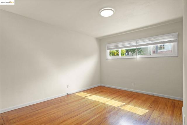 829 Vermont St, Oakland CA: https://media.crmls.org/mediaz/0eccbbfa-25b4-4ed4-960f-11fd5210b899.jpg