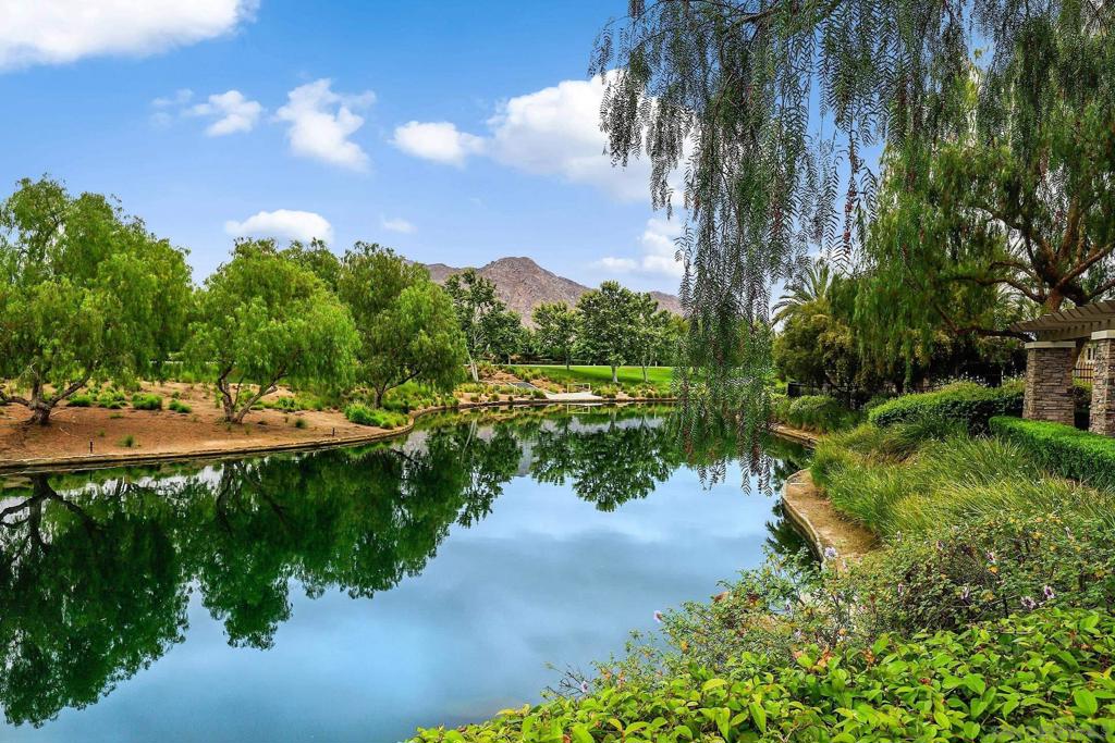 https://media.crmls.org/mediaz/0ecce7fd-12fd-4ef1-9ce0-36704b29a674.jpg?preset=X-Large