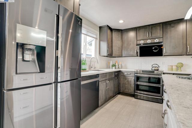 Image 14 of 43 For 39143 Donner Way