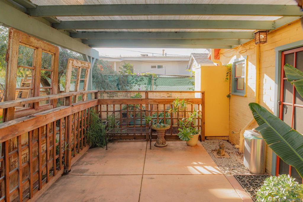 https://media.crmls.org/mediaz/0ed17636-7776-4283-904b-33cfa41193a8.jpg?preset=X-Large