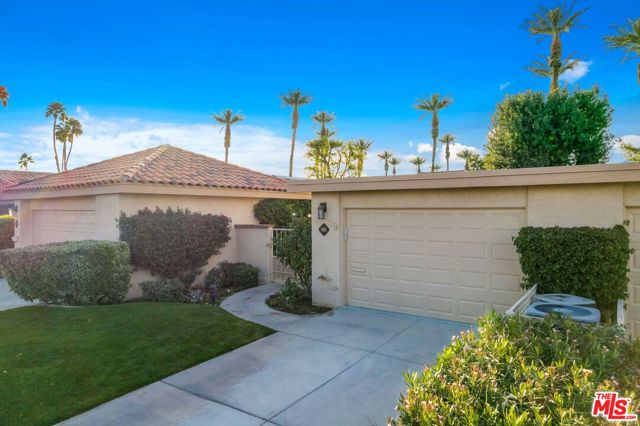 60 La Ronda Drive, Rancho Mirage CA: https://media.crmls.org/mediaz/0ed2d607-b953-48b4-9b79-2b418a41b33a.jpg