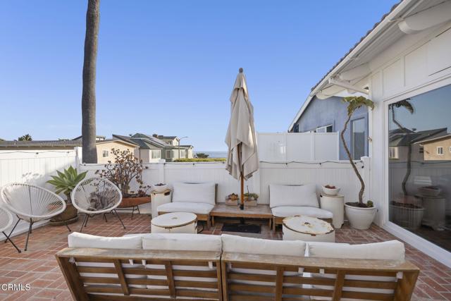 999 Waterbury Lane, Ventura CA: https://media.crmls.org/mediaz/0ed3121b-cf96-432b-8736-13f8f6baeb5e.jpg