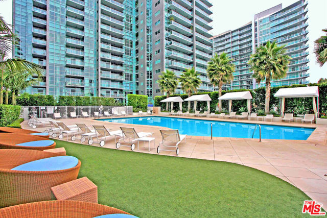 13700 Marina Pointe Drive, Marina del Rey CA: https://media.crmls.org/mediaz/0ed31400-343f-42a1-ad18-b4e0928a545e.jpg