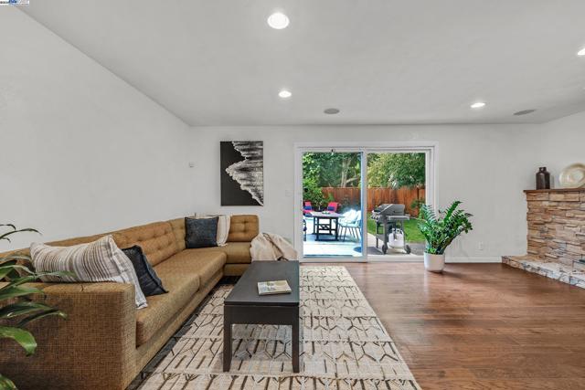 4421 Muirwood Dr, Pleasanton CA: https://media.crmls.org/mediaz/0ed3283c-f4a4-4d27-8ea9-afb3f88bbdb9.jpg