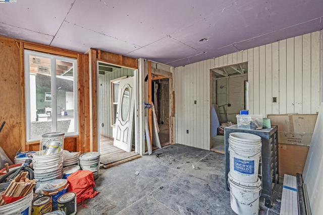 10339 Foothill Blvd, Oakland CA: https://media.crmls.org/mediaz/0ed3601c-bc90-478e-94aa-01871efcad76.jpg