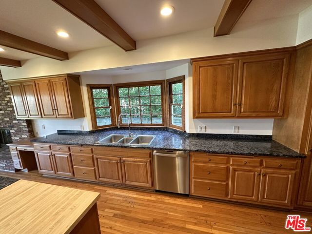 619 N Canon Drive, Beverly Hills CA: https://media.crmls.org/mediaz/0ed399cf-b46d-4c2d-9464-7b72ba22b22b.jpg