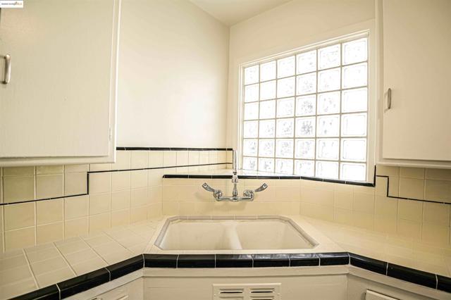 2218 Parker St, Berkeley CA: https://media.crmls.org/mediaz/0ed39b57-6e8d-48e9-8b5e-cb8a8bd36048.jpg