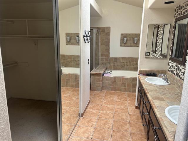 402 Calle Corazon, Oceanside CA: https://media.crmls.org/mediaz/0ed4bd76-cfd7-4434-b367-f4a85105c636.jpg