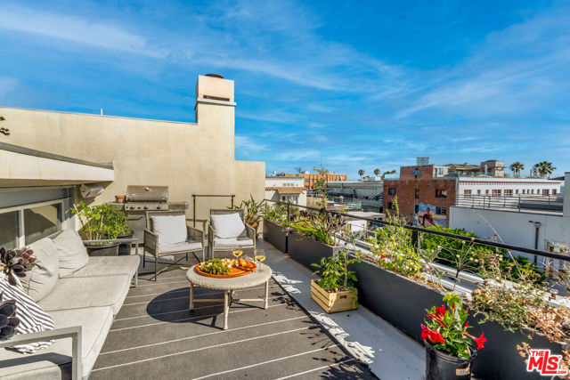 25 Brooks Avenue, Venice CA: https://media.crmls.org/mediaz/0ed4ea8d-df15-4511-a479-b46181404d66.jpg