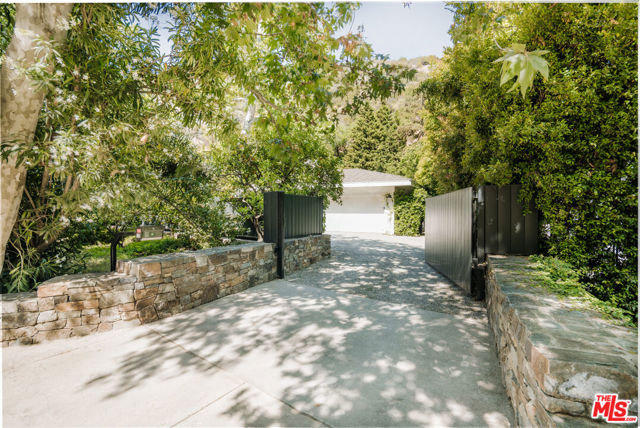 2610 Mandeville Canyon Road, Los Angeles CA: https://media.crmls.org/mediaz/0ed52e09-6fb6-4b6c-8bcb-10f0f507573e.jpg