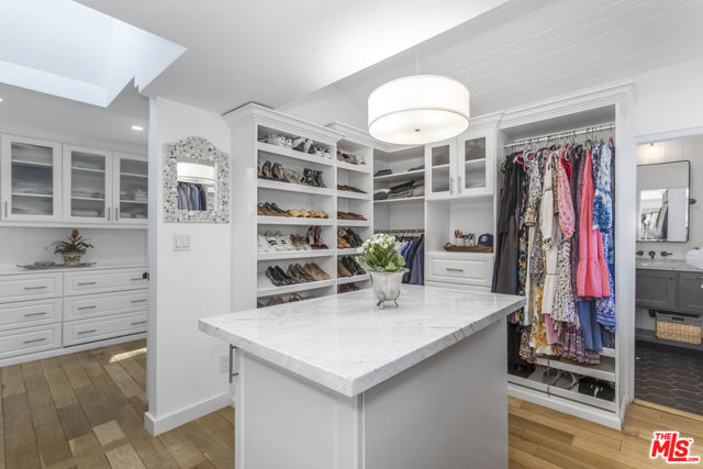 2205 Beverly Glen Place, Los Angeles CA: https://media.crmls.org/mediaz/0ed5523a-dfff-4987-b5ed-966be69bc201.jpg