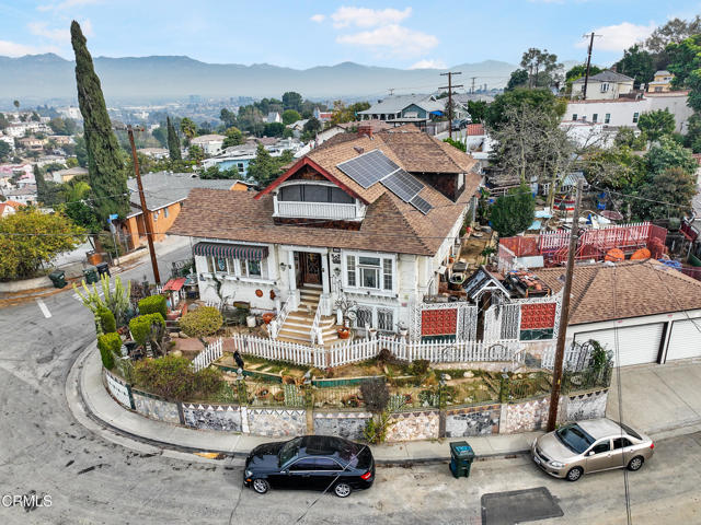 1324 Volney Drive, Los Angeles CA: https://media.crmls.org/mediaz/0ed569a6-e6d9-4626-817c-98266038a171.jpg
