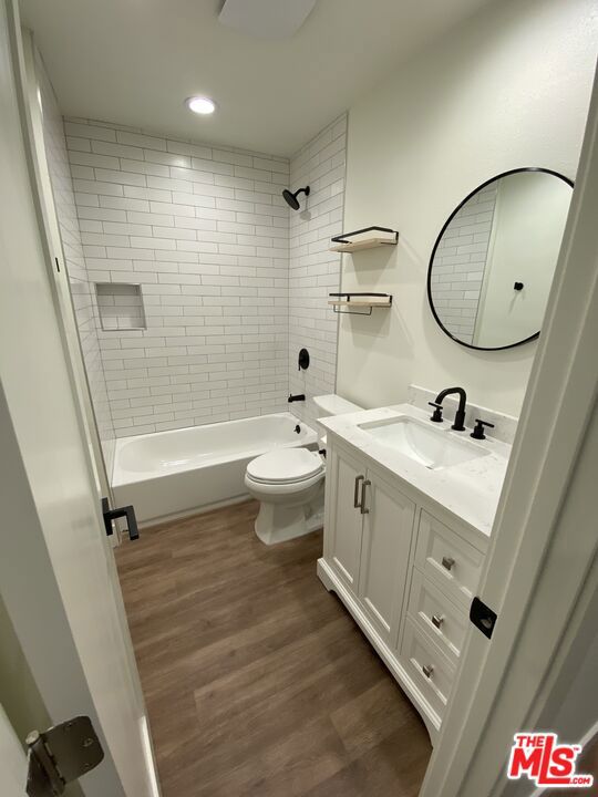 1837 N Brighton Street, Burbank CA: https://media.crmls.org/mediaz/0ed57b87-f09b-4847-bcc5-ac45945b6444.jpg