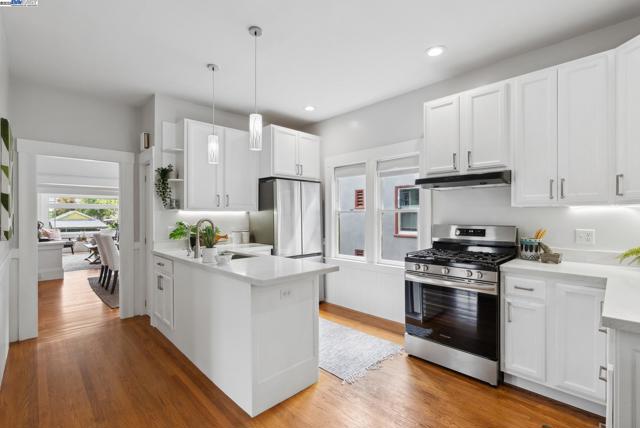 3206 Garfield Ave, Alameda CA: https://media.crmls.org/mediaz/0ed6ec3b-6311-46d8-bada-f7775dc5fb7f.jpg