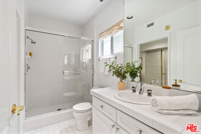 575 S Barrington Avenue, Los Angeles CA: https://media.crmls.org/mediaz/0ed7e6aa-3576-4126-8fd6-0f3233fed9e8.jpg