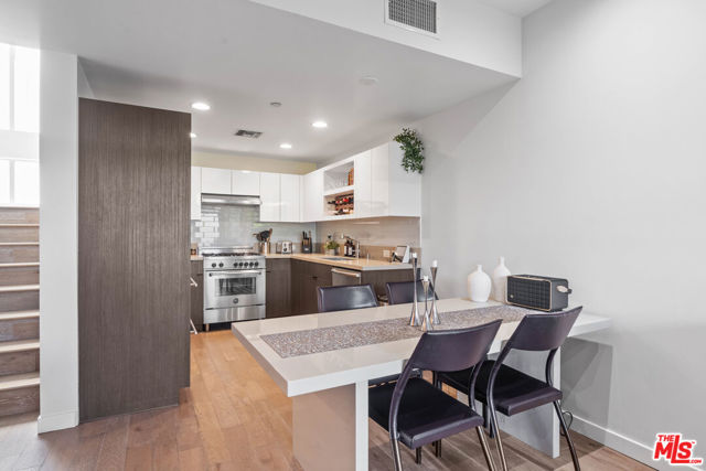 944 N Stanley Avenue, West Hollywood CA: https://media.crmls.org/mediaz/0ed7f110-a9f8-4c64-876d-820b9cff17c1.jpg