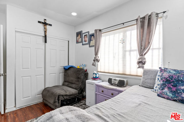 2205 S Burnside Avenue, Los Angeles CA: https://media.crmls.org/mediaz/0ed8387b-8edc-4346-80a4-ac6f238d8253.jpg