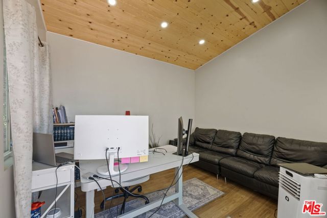 3313 Coy Drive, Sherman Oaks CA: https://media.crmls.org/mediaz/0ed85caa-f1e7-48db-b902-b79ccb895dbf.jpg