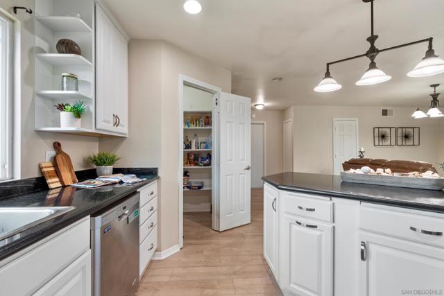 13340 Miguel Garden Way, Poway CA: https://media.crmls.org/mediaz/0ed954d2-96c6-408f-be98-5db55fbb4b45.jpg