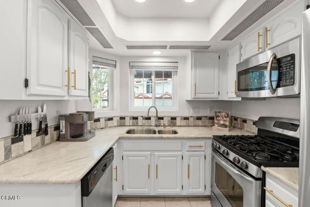 Detail Gallery Image 4 of 28 For 238 Camino Toluca, Camarillo,  CA 93010 - 2 Beds | 2/1 Baths