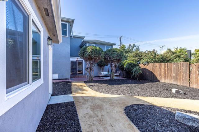955 Virginia St, Berkeley CA: https://media.crmls.org/mediaz/0edb7100-833b-48d8-92f6-7387ac81a8bc.jpg