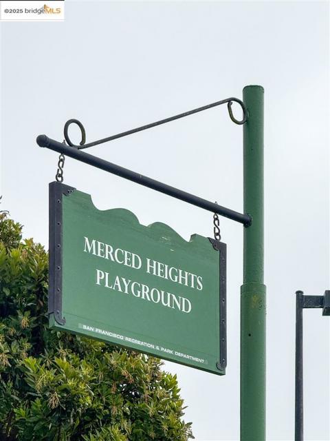 262 Byxbee St, San Francisco CA: https://media.crmls.org/mediaz/0edd00de-41c2-463f-90ef-934c2be6e62f.jpg