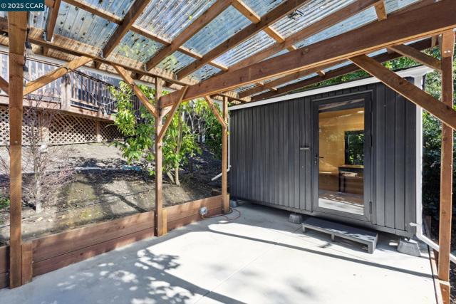 40 Las Palomas, Orinda CA: https://media.crmls.org/mediaz/0edea56f-7616-4052-a58b-fad516f7ca83.jpg
