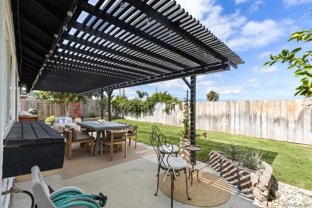 https://media.crmls.org/mediaz/0edf82e3-dc3a-4583-af72-15f3e57502b9.jpg?preset=X-Large