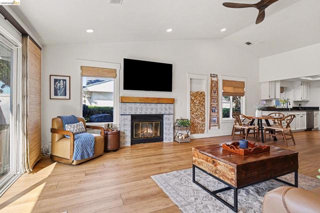 1550 Trawler St, Discovery Bay CA: https://media.crmls.org/mediaz/0ee04a59-e5cc-482e-a21e-ef000881dd2e.jpg