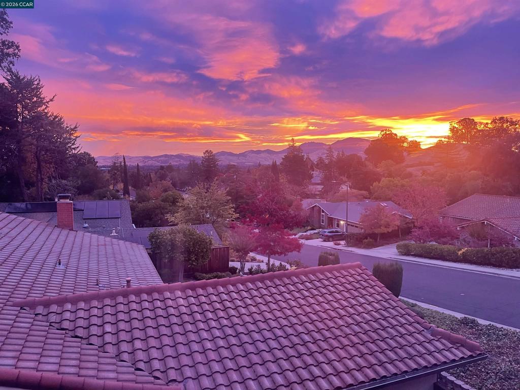 https://media.crmls.org/mediaz/0ee19fd9-a36e-44b6-9a2f-95aa62de0543.jpg?preset=X-Large