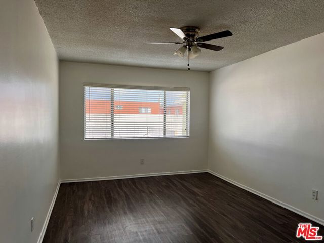 1035 Myrtle Avenue, Inglewood CA: https://media.crmls.org/mediaz/0ee1c932-2438-4ea0-a51b-a71ead4c9793.jpg