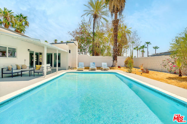 547 N Farrell Drive, Palm Springs CA: https://media.crmls.org/mediaz/0ee22f02-6b35-4e67-b5da-c437328bb8c9.jpg