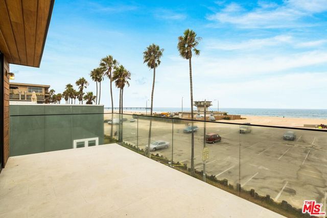2205 Ocean Front Walk, Venice CA: https://media.crmls.org/mediaz/0ee23cb5-39e5-48e3-ab03-aa533fdfa99d.jpg