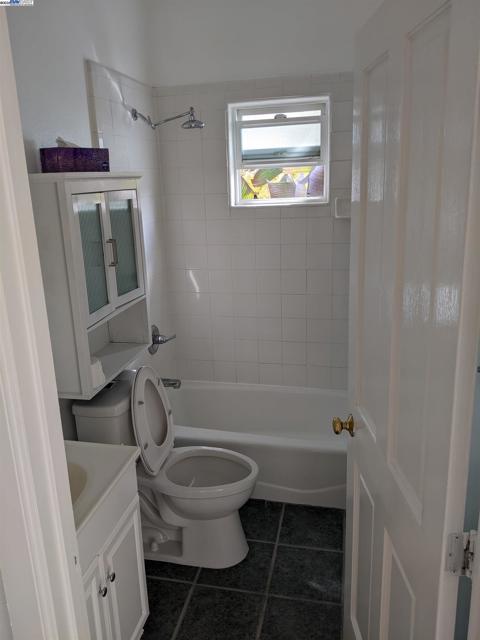 2622 Kingsland Ave, Oakland CA: https://media.crmls.org/mediaz/0ee2481b-5204-4c42-9867-376f5b569fc1.jpg