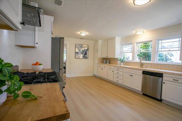 524 8th Avenue, Menlo Park CA: https://media.crmls.org/mediaz/0ee279fe-7366-4d07-85f2-6ec35cf174dc.jpg