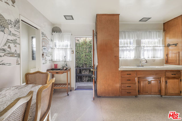 6281 Drexel Avenue, Los Angeles CA: https://media.crmls.org/mediaz/0ee36a0f-41a6-47d7-9e01-99d5b3f593fe.jpg