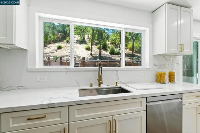 1717 Springbrook Rd, Lafayette CA: https://media.crmls.org/mediaz/0ee55b5b-1f26-4271-8ccd-e021cf4015db.jpg