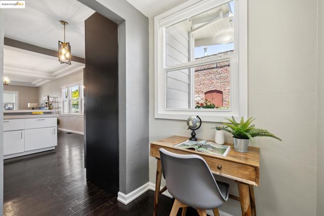 1092 Dwight Way, Berkeley CA: https://media.crmls.org/mediaz/0ee57928-f742-42ec-9e1c-7b1b1d231655.jpg
