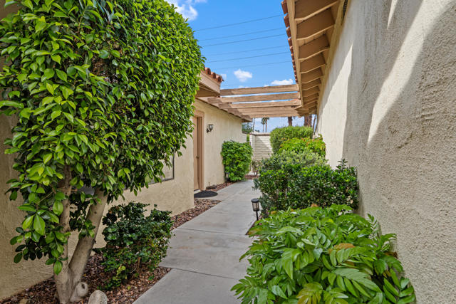 179 Las Lomas, Palm Desert CA: https://media.crmls.org/mediaz/0ee588be-516f-41e5-a6fb-7d2437581e07.jpg