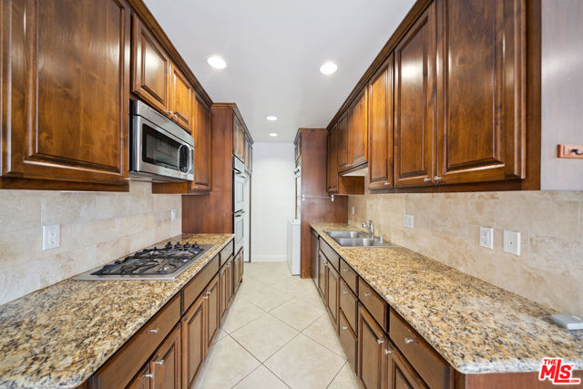 133 N Swall Drive, Beverly Hills CA: https://media.crmls.org/mediaz/0ee6846c-d4b1-46a2-9014-da69b84e4db3.jpg
