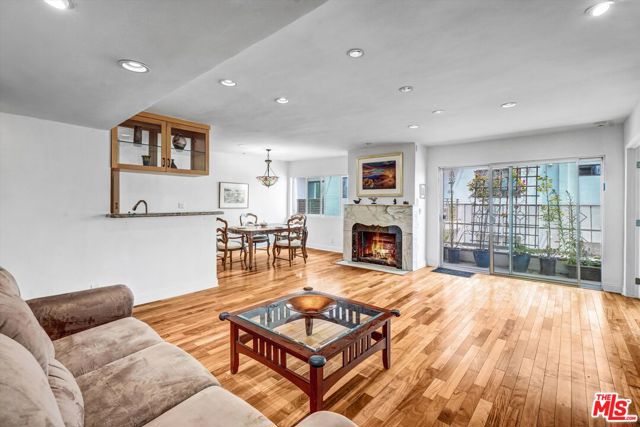 910 S Holt Avenue, Los Angeles CA: https://media.crmls.org/mediaz/0ee7d55d-bce7-461e-b390-09434210fea2.jpg