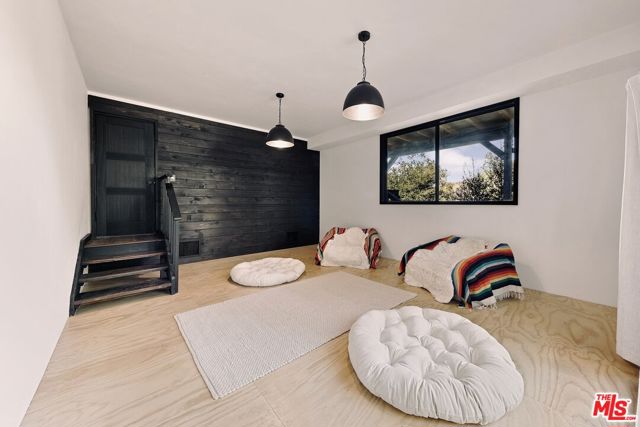 625 Reithe Avenue, Calabasas CA: https://media.crmls.org/mediaz/0ee864e4-4870-46ba-8770-95b792c4e5fd.jpg