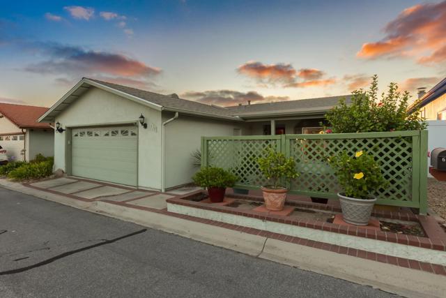 628 Via Santa Paulo, Vista CA: https://media.crmls.org/mediaz/0eeb8be7-c350-403e-a17a-78e31ed54951.jpg