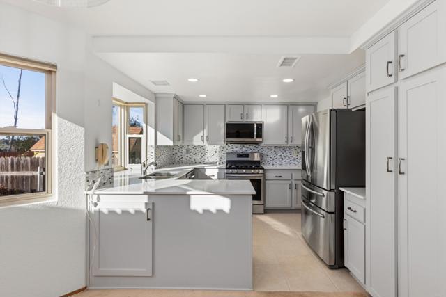 Detail Gallery Image 10 of 41 For 7338 Canyon Breeze Rd, San Diego,  CA 92126 - 4 Beds | 3 Baths