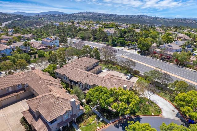 6342 Citracado Cir, Carlsbad CA: https://media.crmls.org/mediaz/0eedf80a-e13a-4828-b84c-3dab439f5283.jpg
