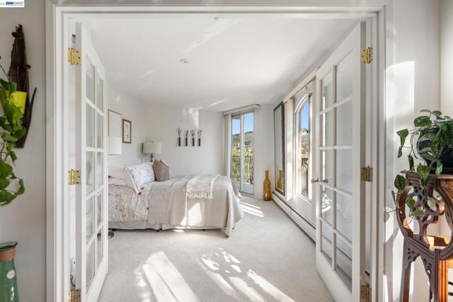 5405 Carlton St, Oakland CA: https://media.crmls.org/mediaz/0eee4484-653b-4c85-8f3a-7445961c949d.jpg