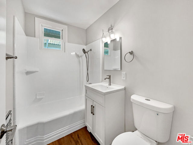 264 S Joanne Avenue, Ventura CA: https://media.crmls.org/mediaz/0eee658d-6ba1-40b2-914a-0c74eb15df2d.jpg