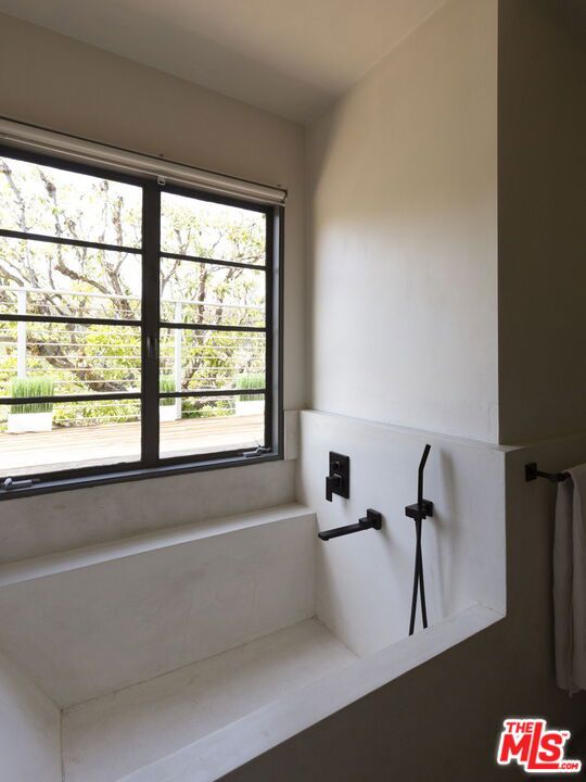 2500 Carman Crest Drive, Los Angeles CA: https://media.crmls.org/mediaz/0eef1ca2-aafe-4fea-a210-7a786a597c57.jpg