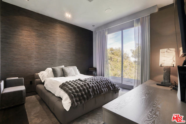 9152 Janice Place, Beverly Hills CA: https://media.crmls.org/mediaz/0ef04e7d-4b55-4824-8dda-a5548bb5da15.jpg