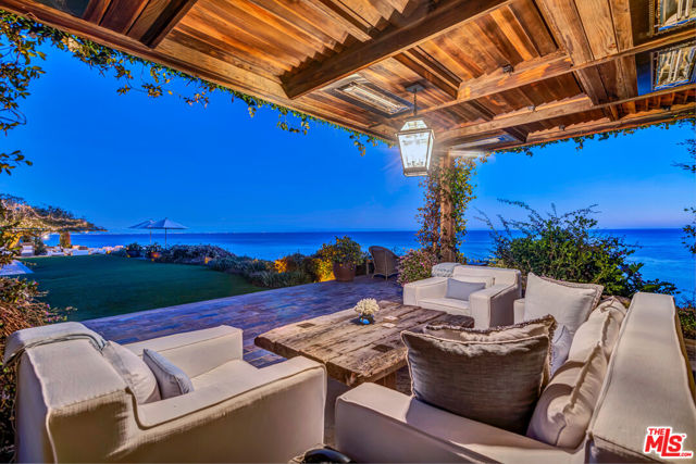 27540 Pacific Coast Highway, Malibu CA: https://media.crmls.org/mediaz/0ef07967-4095-485f-a104-014c80fbbf6d.jpg